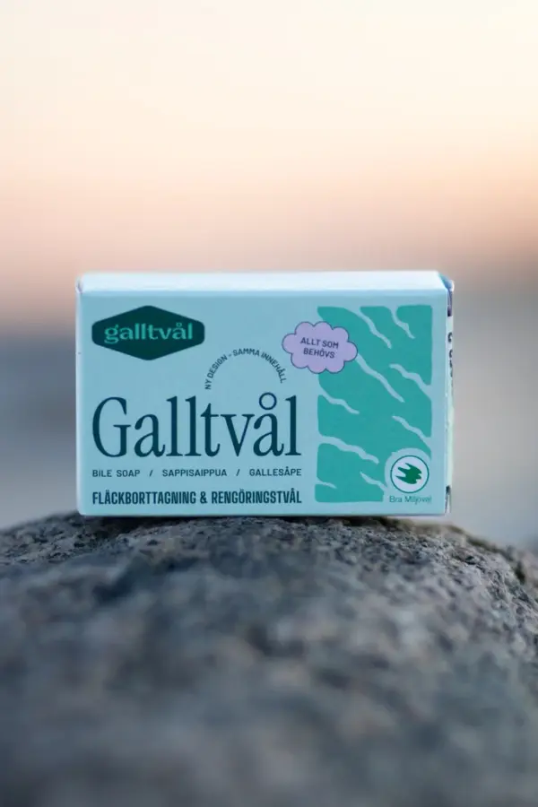galltvål i förpackning på sten i solnedgång