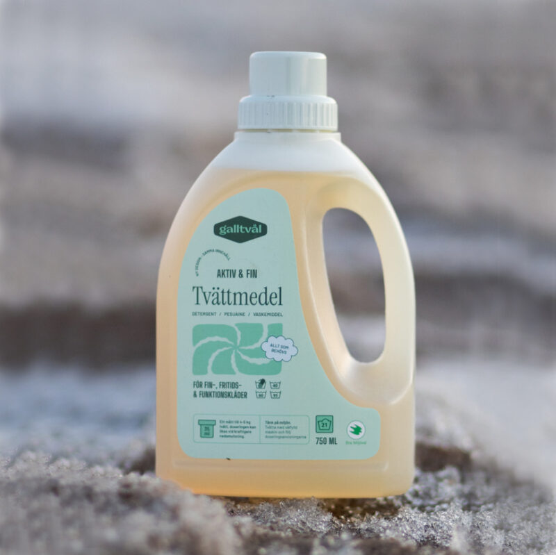 flytande tvättmedel i förpackning på frostig sand